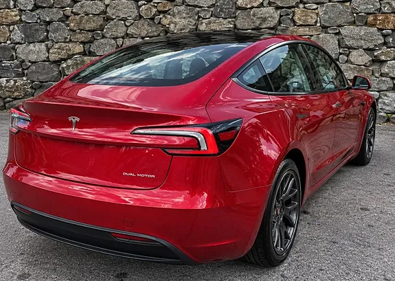 Tesla Model 3 2024 photo 3