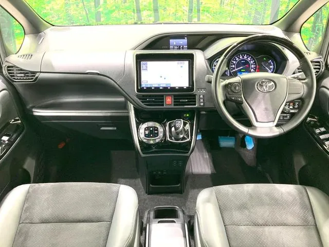Toyota Voxy 2021 photo 2