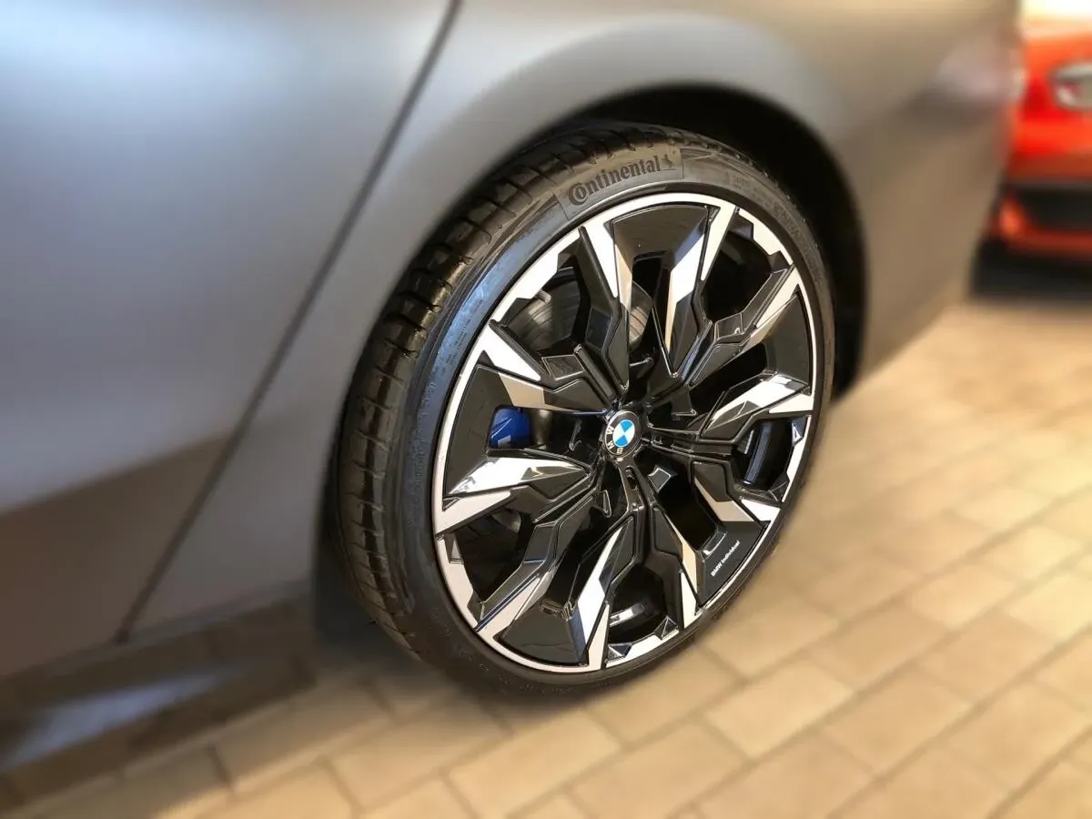 BMW 5 Series 2024 photo 3