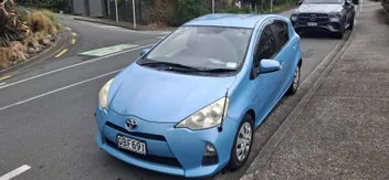 Toyota Aqua 2012 photo 2