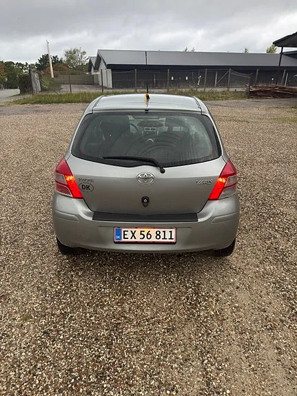 Toyota Yaris 2011 photo 2