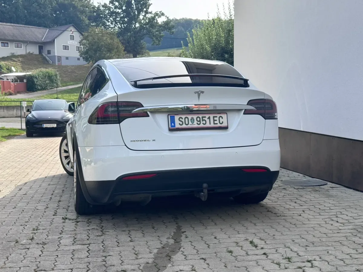 Tesla Model X 2017 photo 2