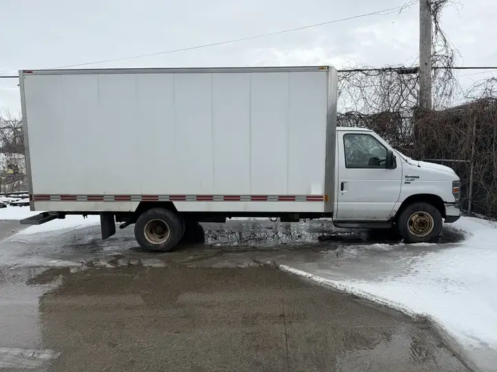 Ford E-450 Super Duty 2015 photo 3