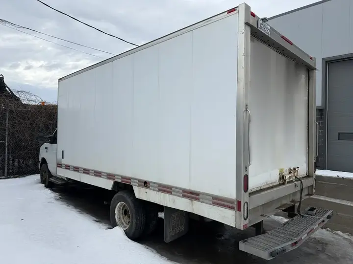 Ford E-450 Super Duty 2015 photo 2