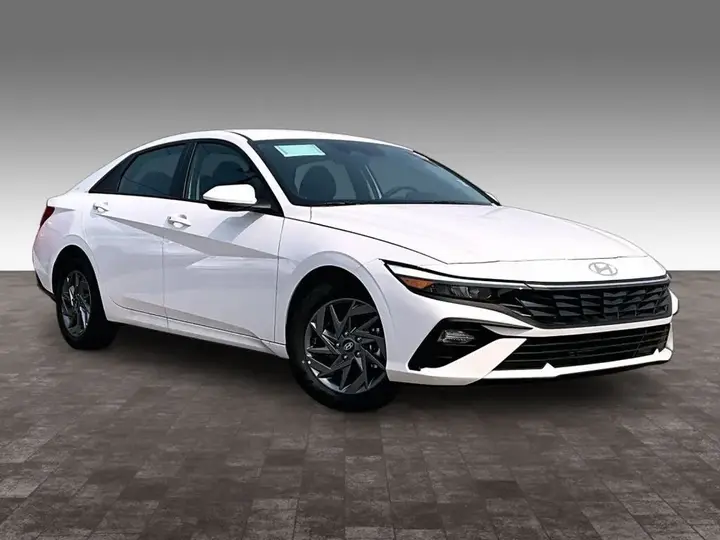 Hyundai Elantra 2026 photo 2