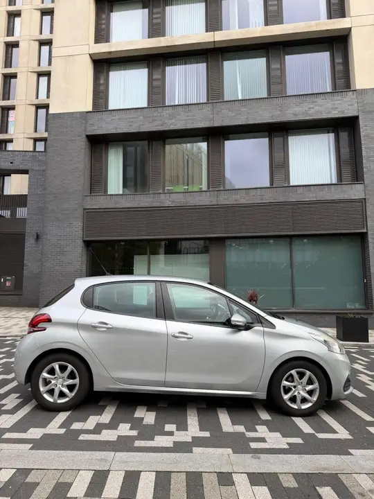 Peugeot 208 2015 photo 3