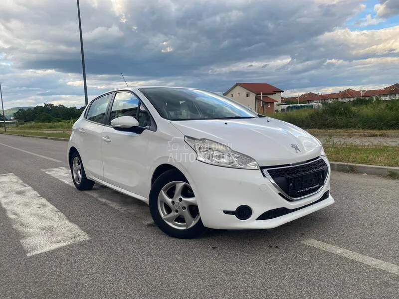 Peugeot 208 2012 photo 2