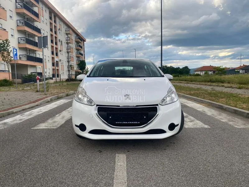 Peugeot 208 2012 photo 3
