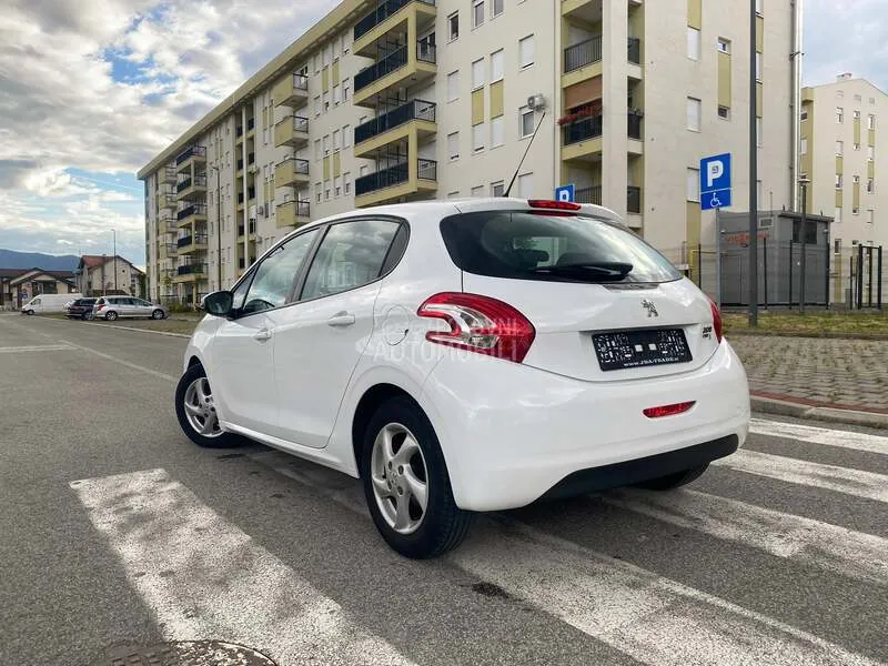Peugeot 208 2012 photo 5