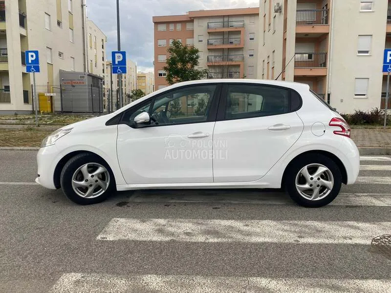 Peugeot 208 2012 photo 4