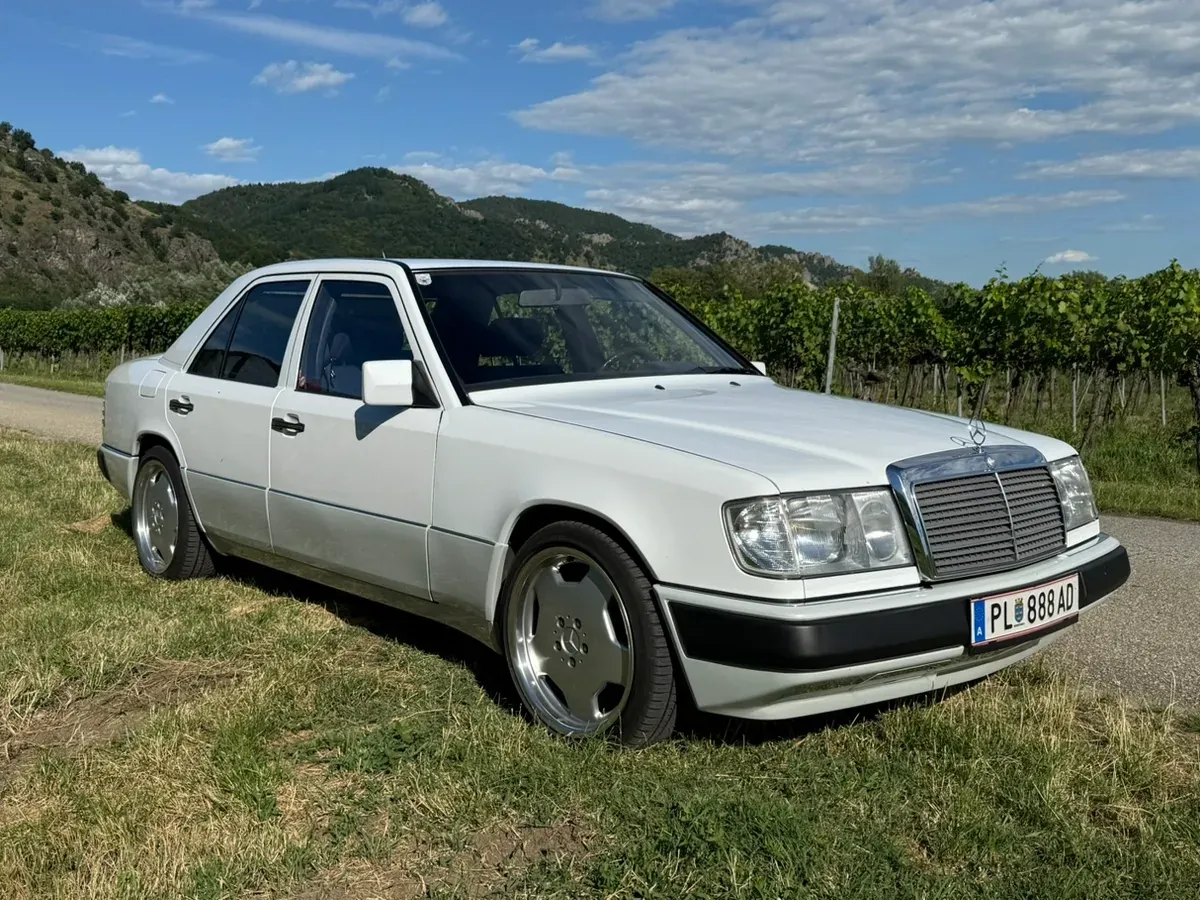 Mercedes-Benz E-Class 1992 photo 3