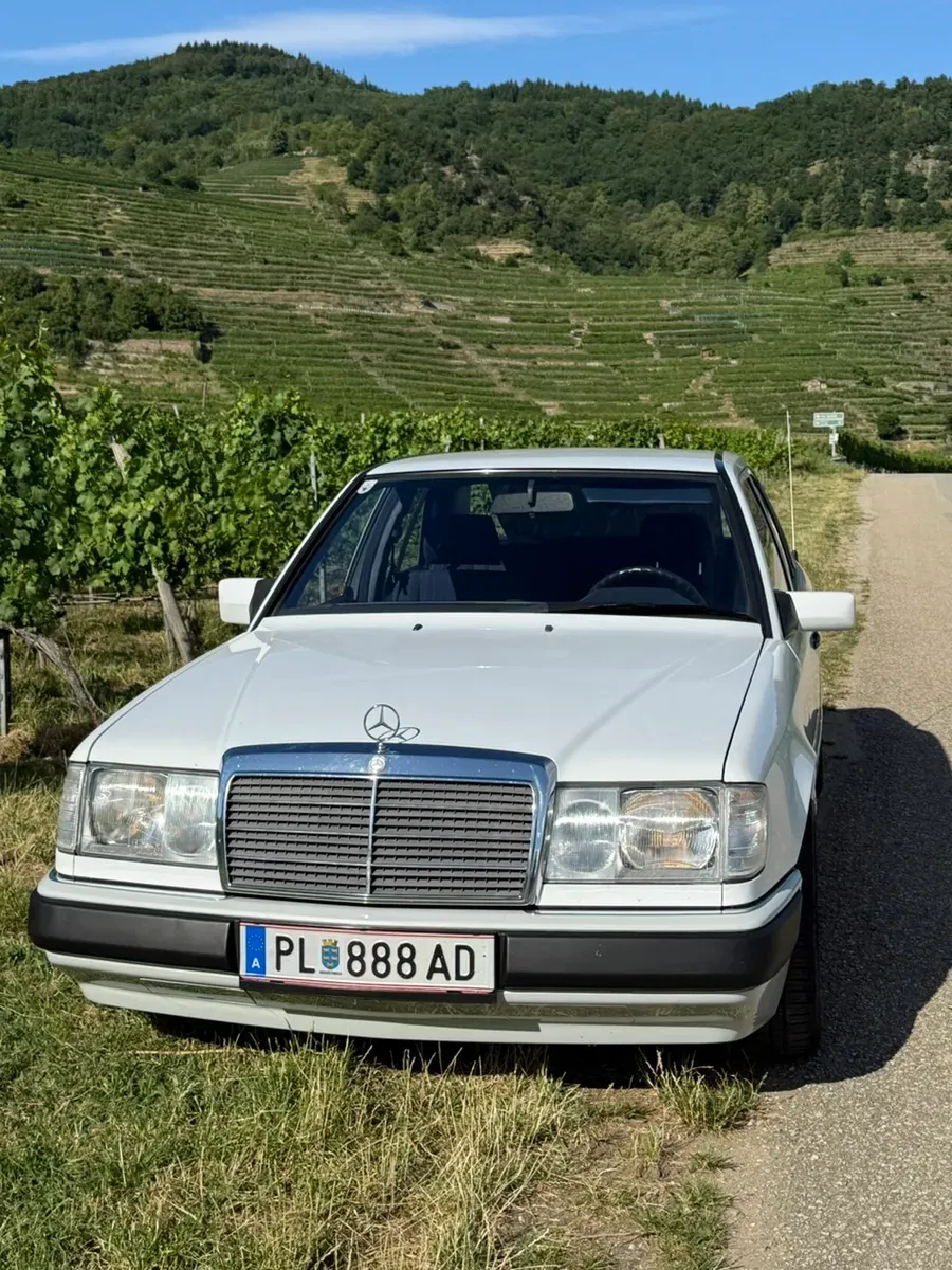 Mercedes-Benz E-Class 1992 photo 2