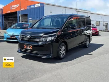 Toyota Voxy 2016 photo 4