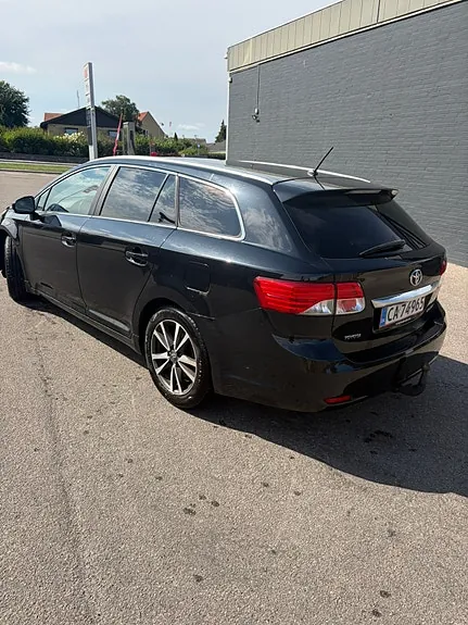 Toyota Avensis 2013 photo 2