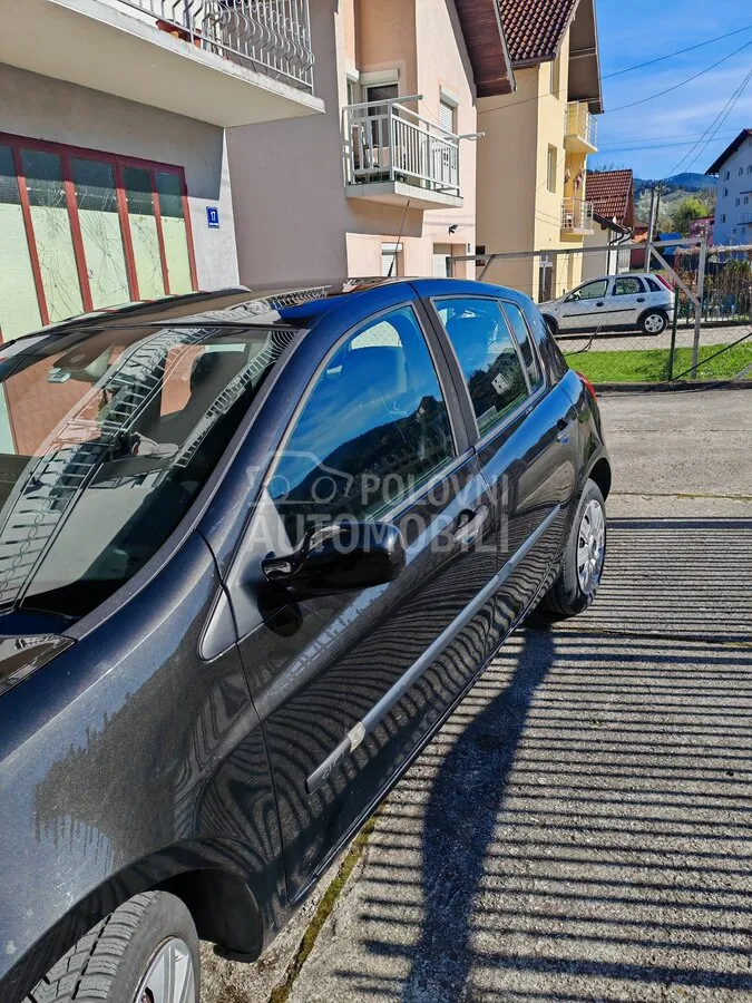 Renault Clio 2006 photo 2