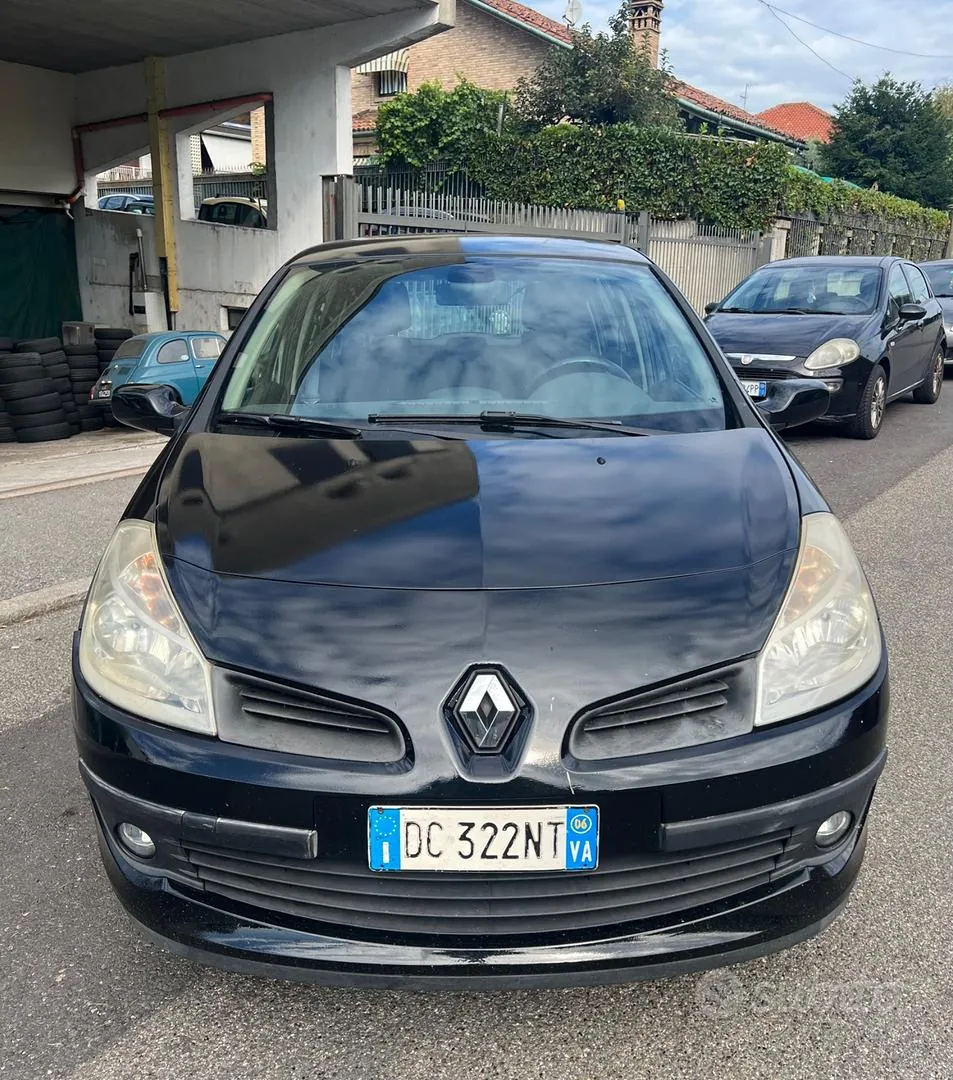 Renault Clio 2006 photo 2