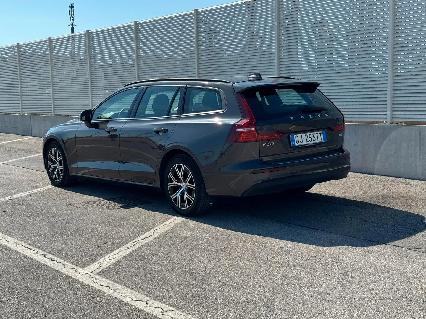 Volvo V60 2022 photo 3