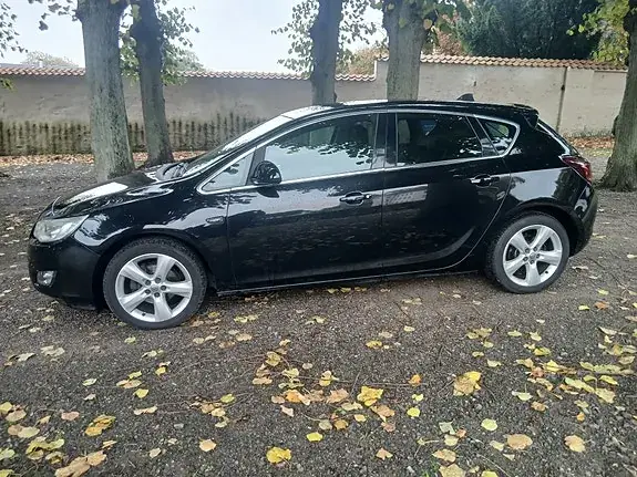 Opel Astra 2010 photo 4