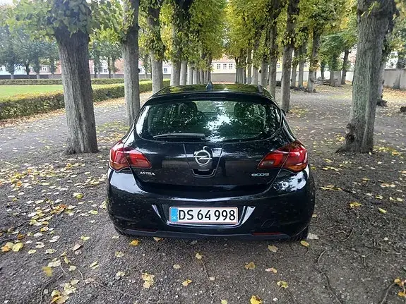 Opel Astra 2010 photo 2