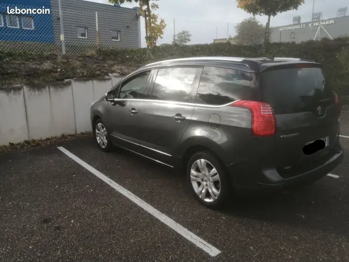 Peugeot 5008 2011 photo 2
