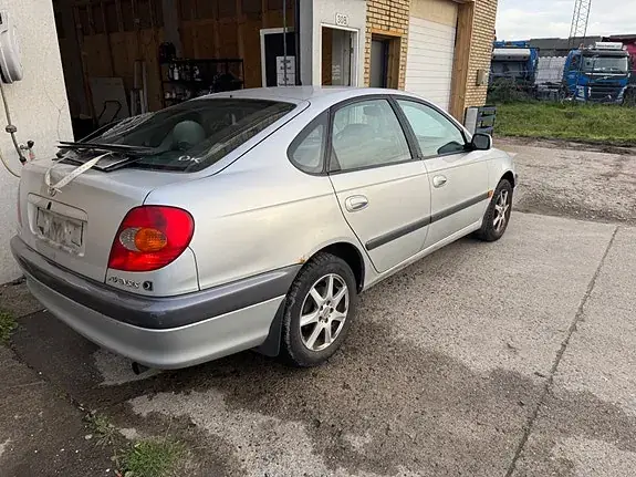 Toyota Avensis 1999 photo 5