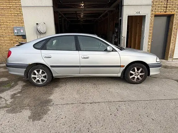 Toyota Avensis 1999 photo 4
