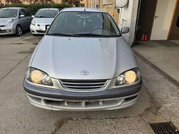 Toyota Avensis 1999 photo 2
