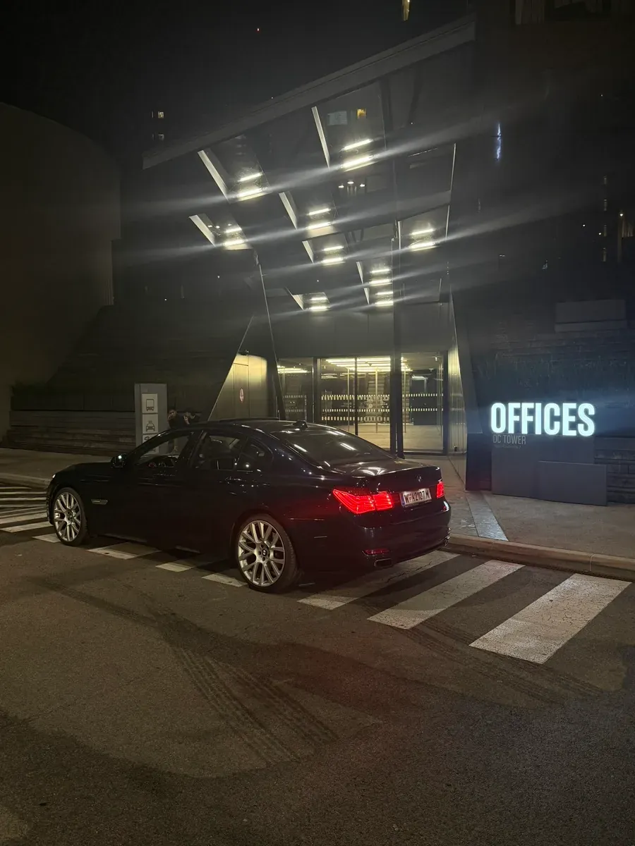 BMW 7 Series 2010 photo 3