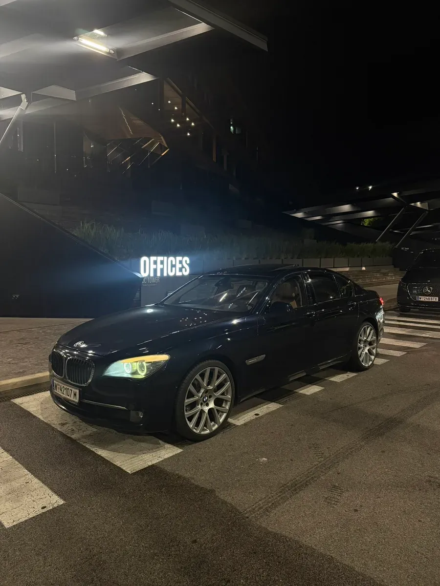 BMW 7 Series 2010 photo 2