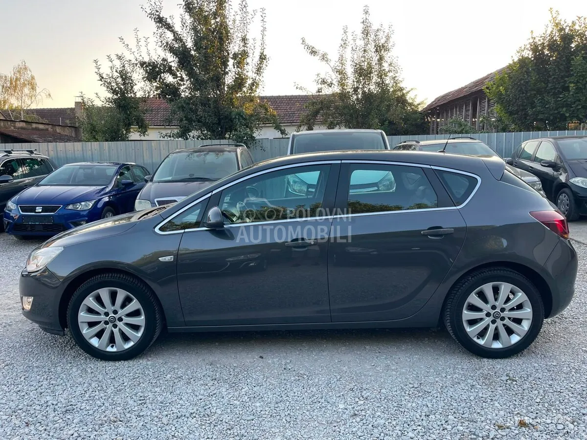 Opel Astra J 2010 photo 3
