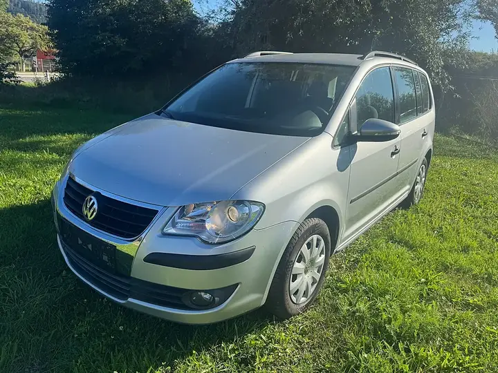 Volkswagen Touran 2010 photo 2
