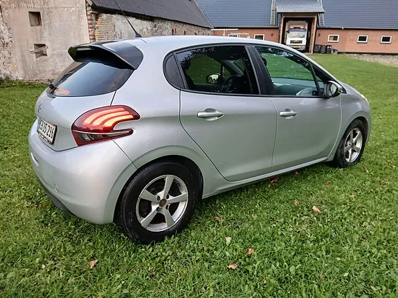 Peugeot 208 2016 photo 2