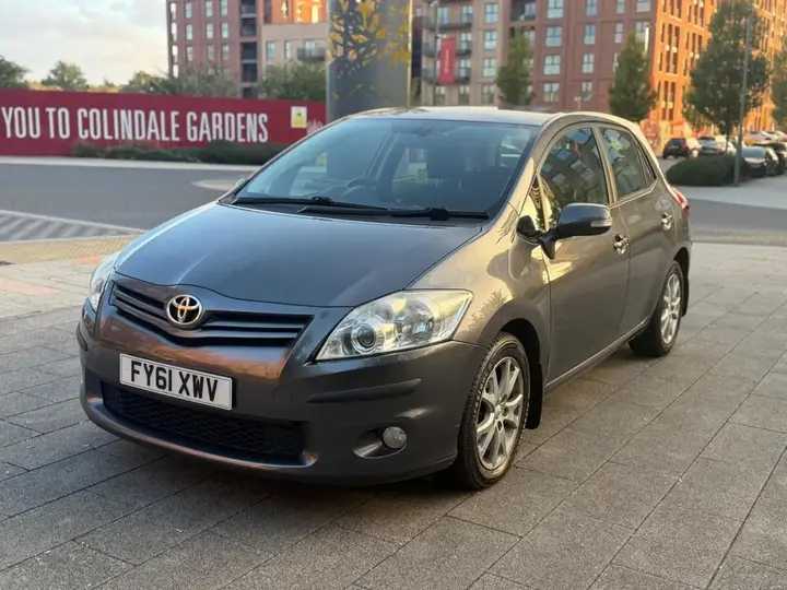 Toyota Auris 2011 photo 2