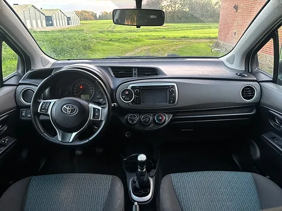 Toyota Yaris 2012 photo 5