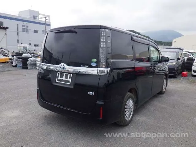 Toyota Voxy 2014 photo 4