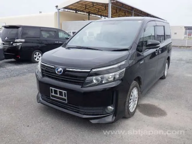 Toyota Voxy 2014 photo 2