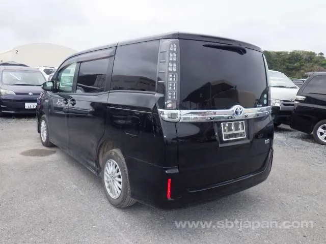 Toyota Voxy 2014 photo 3