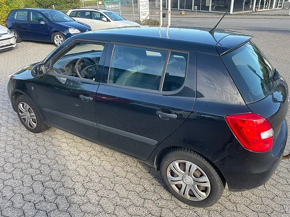 Skoda Fabia 2011 photo 3