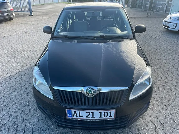 Skoda Fabia 2011 photo 2