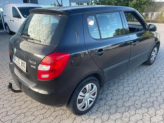 Skoda Fabia 2011 photo 5