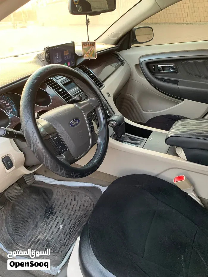 Ford Taurus 2011 photo 2