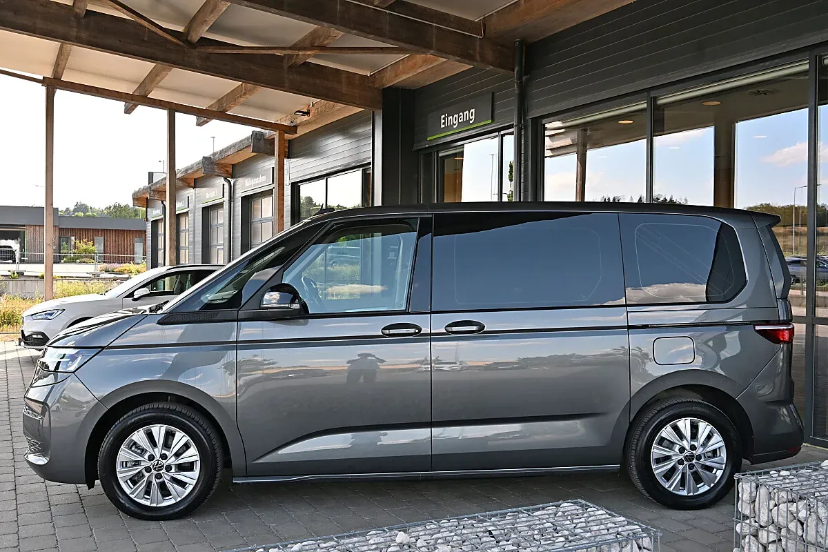 Volkswagen Multivan 2023 photo 2