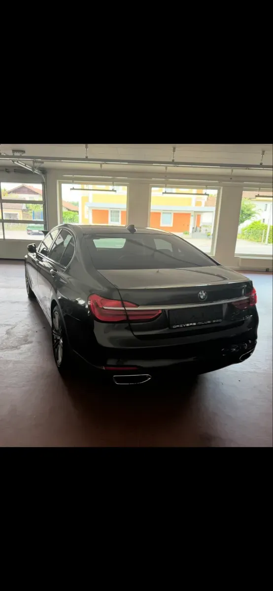 BMW 7 Series 2016 photo 2