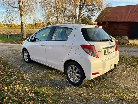 Toyota Yaris 2011 photo 2