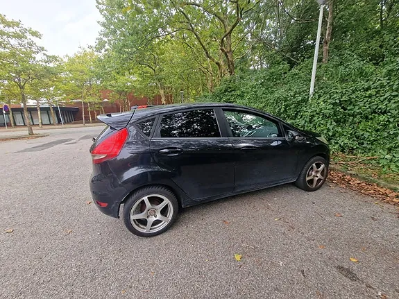 Ford Fiesta 2011 photo 2