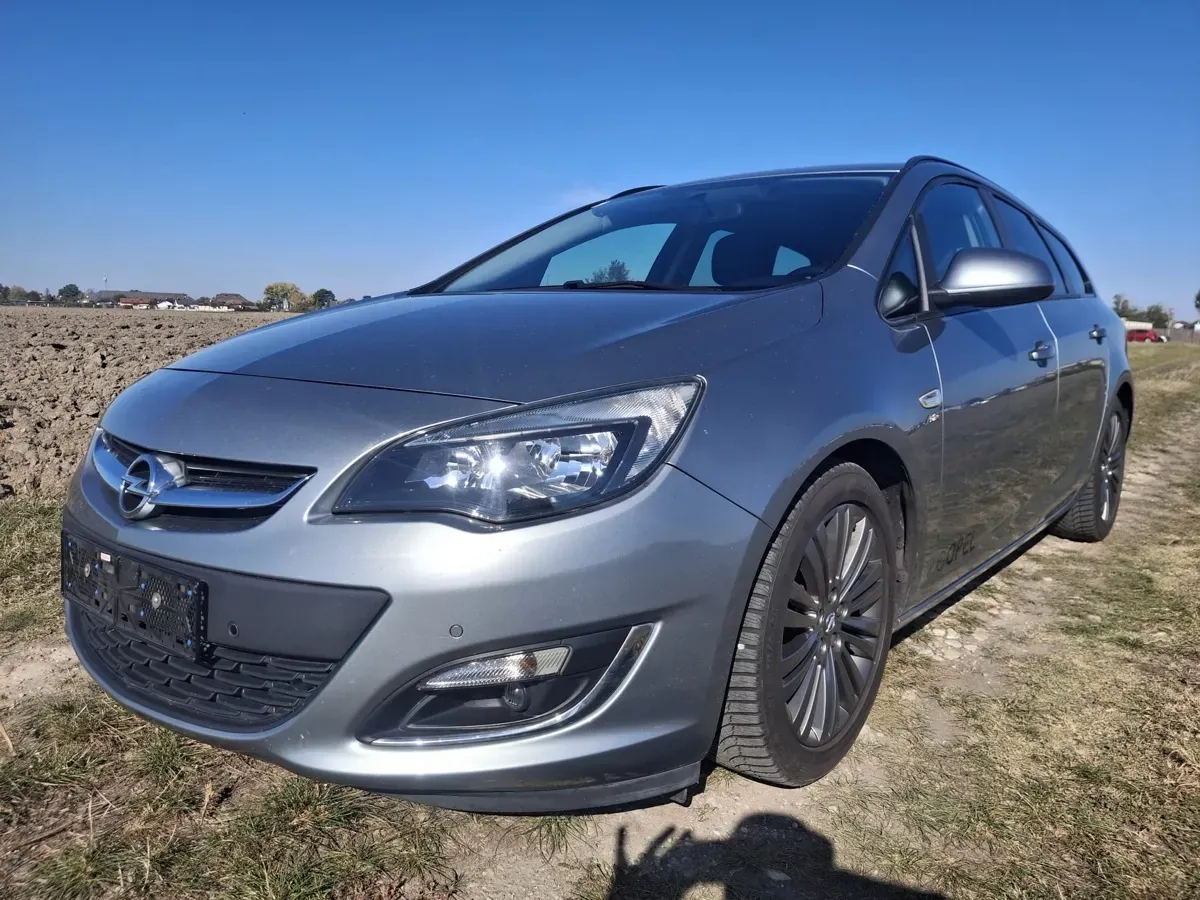 Opel Astra 2013 photo 2