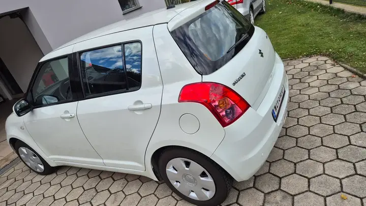 Suzuki Swift 2009 photo 2
