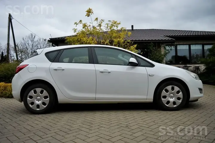 Opel Astra 2013 photo 3