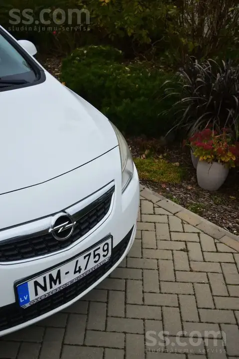 Opel Astra 2013 photo 4
