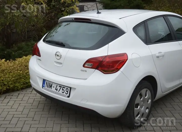 Opel Astra 2013 photo 2